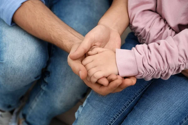 幸せな家族の手を握ってのクローズアップビュー — ストック写真