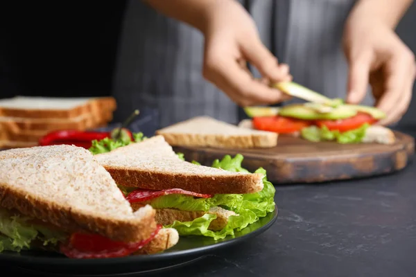 Smakliga Smörgåsar Svart Bord Närbild — Stockfoto