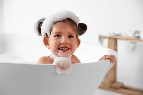 Cute Little Girl Taking Bubble Bath Home — Stock Photo, Image