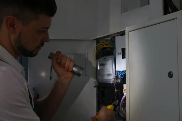Electricista Con Linterna Fijación Panel Eléctrico Interior — Foto de Stock