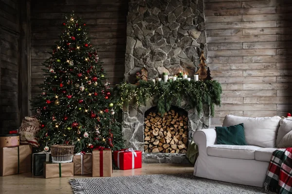 Εορταστικό Εσωτερικό Διακοσμημένο Χριστουγεννιάτικο Δέντρο Και Τζάκι — Φωτογραφία Αρχείου