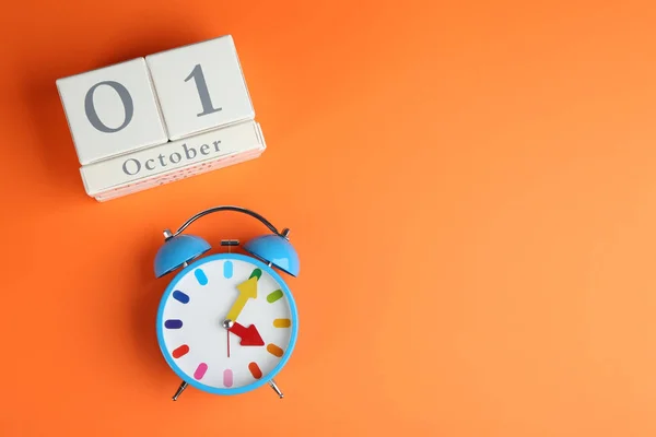 Calendario Blocchi Legno Sveglia Sfondo Arancione Posa Piatta Spazio Testo — Foto Stock