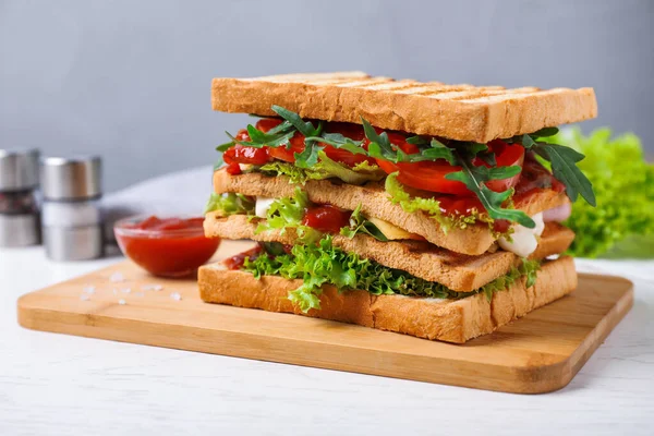 Smaskig Smörgås Med Tomatsås Vitt Träbord — Stockfoto