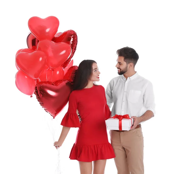 Glückliches Junges Paar Mit Geschenkbox Und Herzförmigen Luftballons Auf Weißem — Stockfoto