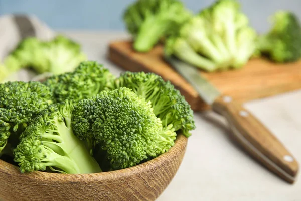 Brokoli Hijau Segar Dalam Mangkuk Kayu Atas Meja Cahaya Closeup — Stok Foto