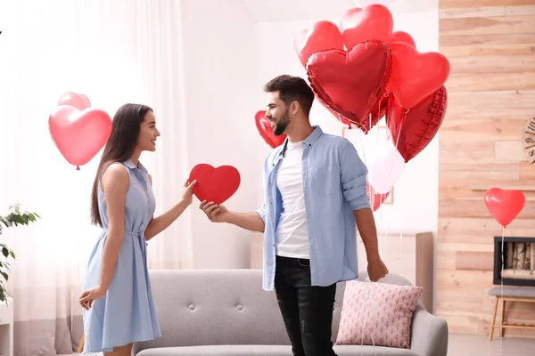 Schönes Paar Mit Herzförmigen Luftballons Wohnzimmer Valentinstag Feier — Stockfoto