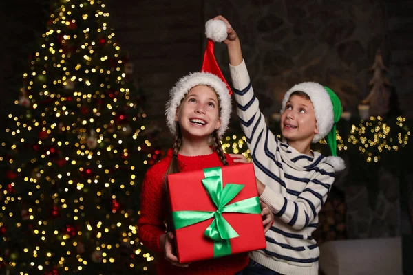 Porträt Glücklicher Kinder Mit Weihnachtsgeschenk Hause — Stockfoto