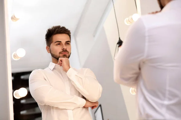 Ung Man Tittar Sig Själv Stor Spegel Hemma — Stockfoto