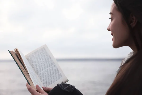 Livre Lecture Femme Près Rivière Par Temps Nuageux — Photo