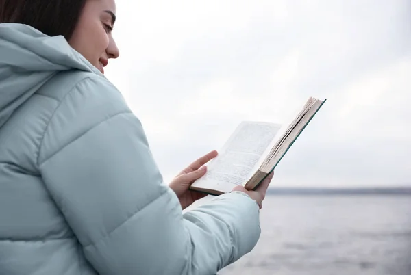 Kvinna Läser Bok Nära Floden Molnig Dag — Stockfoto