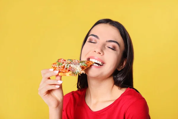 Güzel Bir Kadın Sarı Arka Planda Lezzetli Pizzalar Yiyor — Stok fotoğraf