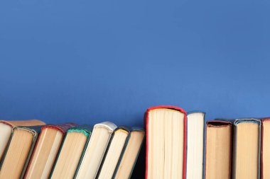 Mavi arka planda eski kitap koleksiyonu. Metin için boşluk