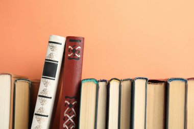 Şeftali arkaplanı üzerine eski kitap koleksiyonu
