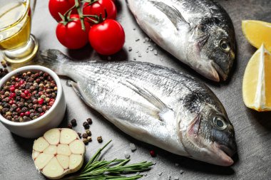 Gri masada çiğ dorada balığı, yakın plan.