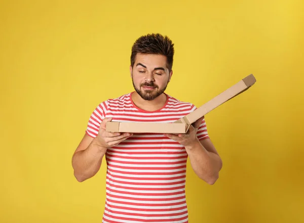 Beau Homme Avec Une Pizza Savoureuse Sur Fond Jaune — Photo