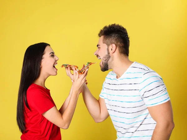 Casal Jovem Com Pizza Fundo Amarelo — Fotografia de Stock