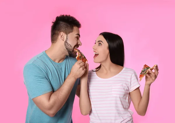 Casal Emocional Com Pizza Fundo Rosa — Fotografia de Stock