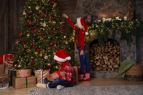 Kinder Bei Schönem Weihnachtsbaum Hause — Stockfoto