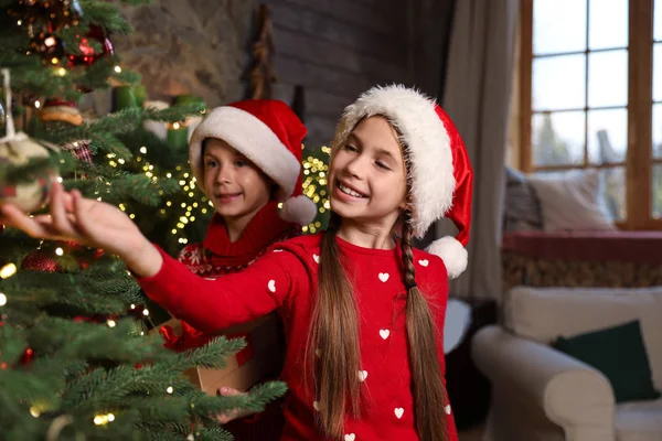 Glückliche Kinder Bei Schönem Weihnachtsbaum Hause — Stockfoto