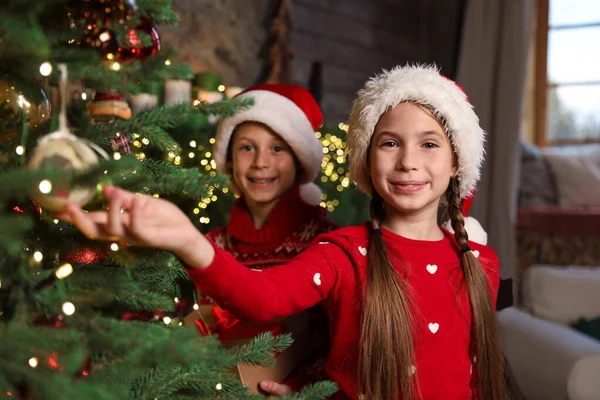 Glückliche Kinder Bei Schönem Weihnachtsbaum Hause — Stockfoto