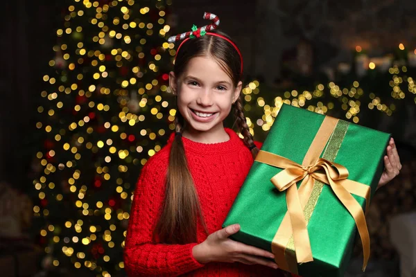 Porträt Eines Glücklichen Kindes Mit Weihnachtsgeschenk Hause — Stockfoto