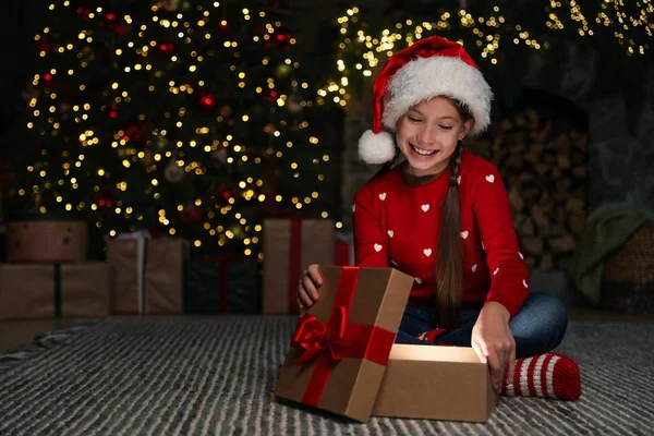 Glückliches Kind Mit Magischem Weihnachtsgeschenk Auf Dem Fußboden Hause — Stockfoto