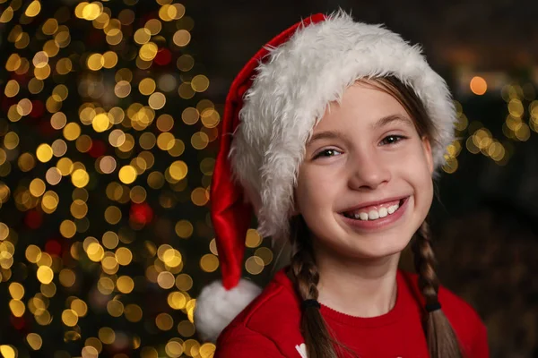 Retrato Criança Feliz Usando Chapéu Papai Noel Dentro Casa Tempo — Fotografia de Stock