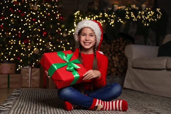 Glückliches Kind Mit Weihnachtsgeschenk Auf Dem Fußboden Hause — Stockfoto