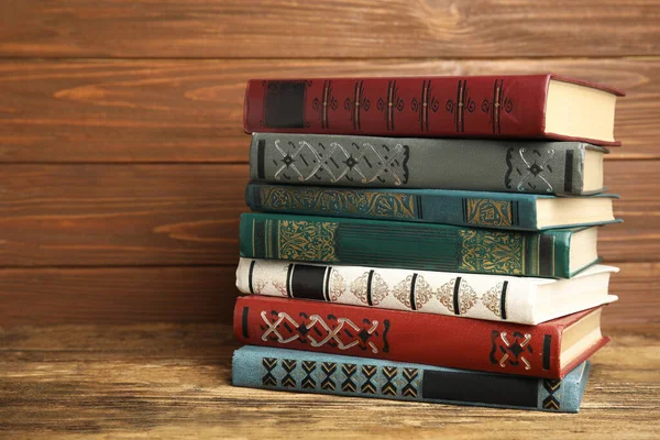 Coleção Livros Antigos Prateleira Madeira — Fotografia de Stock
