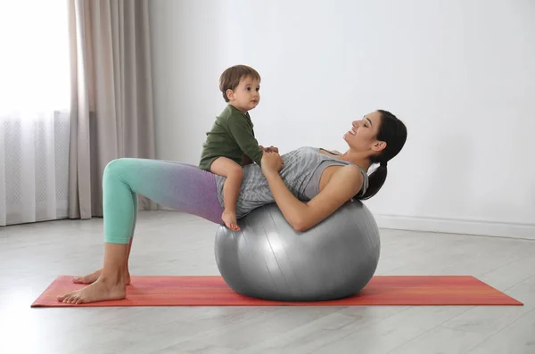 Jeune Femme Faisant Exercice Avec Son Fils Intérieur Fitness Domicile — Photo