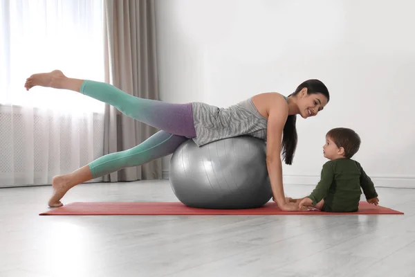 Jonge Vrouw Doet Binnen Oefeningen Met Haar Zoon Thuis Fitness — Stockfoto