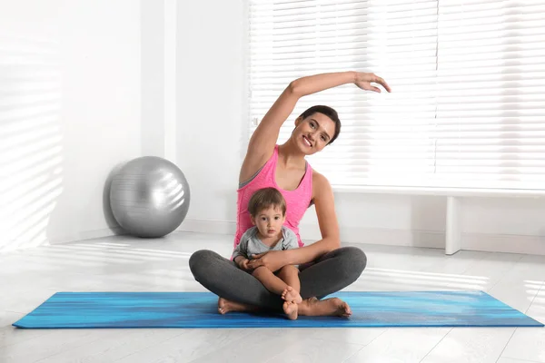 Tânăra Face Exerciții Fizice Fiul Interior Home Fitness — Fotografie, imagine de stoc