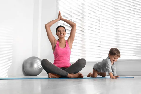 Jeune Femme Faisant Exercice Avec Son Fils Intérieur Fitness Domicile — Photo