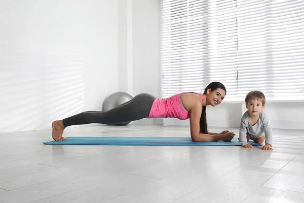 Jonge Vrouw Doet Binnen Oefeningen Met Haar Zoon Thuis Fitness — Stockfoto