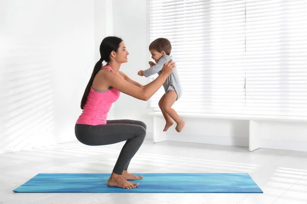 Jonge Vrouw Doet Binnen Oefeningen Met Haar Zoon Thuis Fitness — Stockfoto