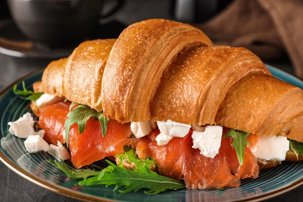 Leckeres Croissant Sandwich Mit Rotem Fisch Auf Grauem Tisch Nahaufnahme — Stockfoto