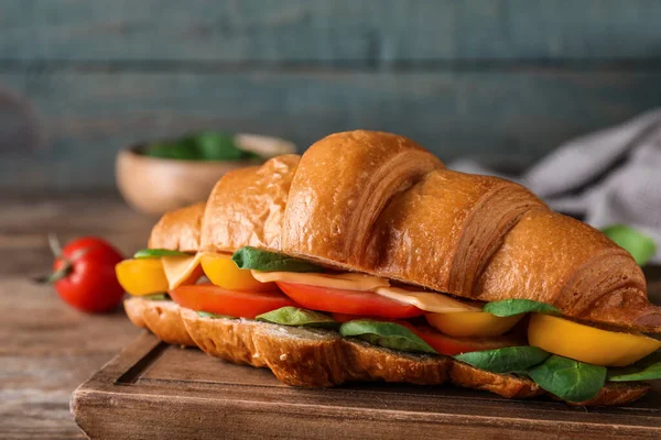 Leckeres Croissant Sandwich Auf Holztisch Nahaufnahme — Stockfoto
