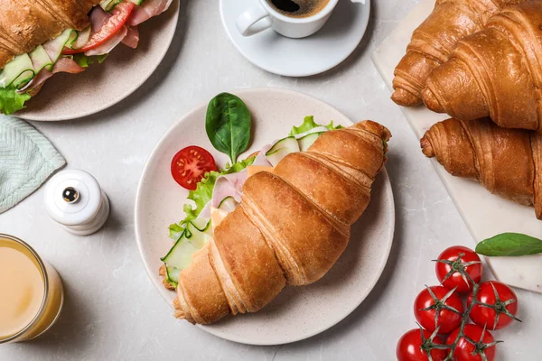 Composición Plana Con Sabroso Sándwich Croissant Sobre Mesa Mármol Gris — Foto de Stock