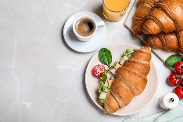 Composición Plana Con Sabroso Sándwich Croissant Sobre Mesa Mármol Gris — Foto de Stock