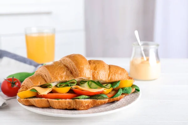 Lekkere Vegetarische Croissant Sandwich Witte Tafel — Stockfoto