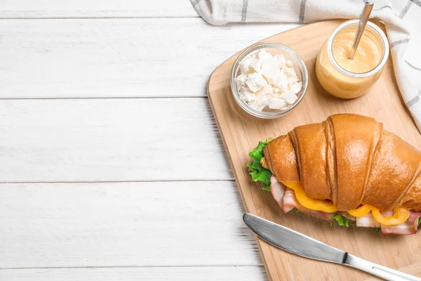 Sanduíche Croissant Saboroso Com Presunto Mesa Madeira Branca Flat Lay — Fotografia de Stock