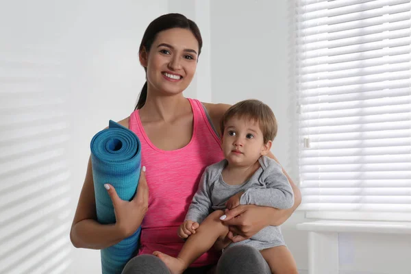 Jonge Vrouw Fitness Kleding Met Haar Zoon Mat Binnen Thuis — Stockfoto