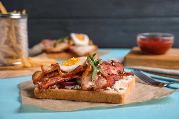 Heerlijke Sandwich Met Spek Blauwe Tafel — Stockfoto