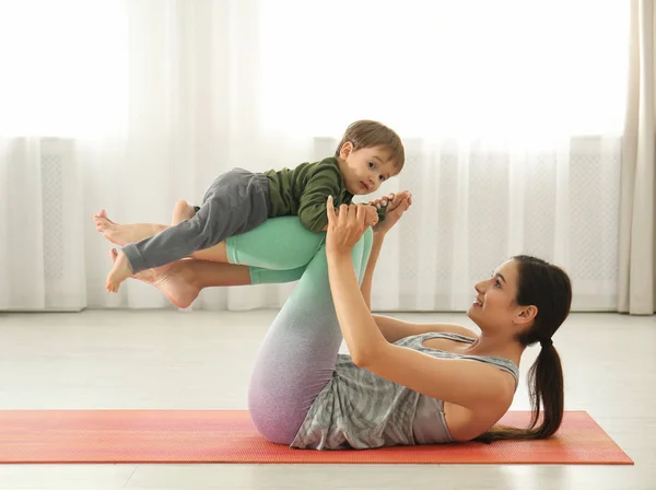 Tânăra Face Exerciții Fizice Fiul Interior Home Fitness — Fotografie, imagine de stoc