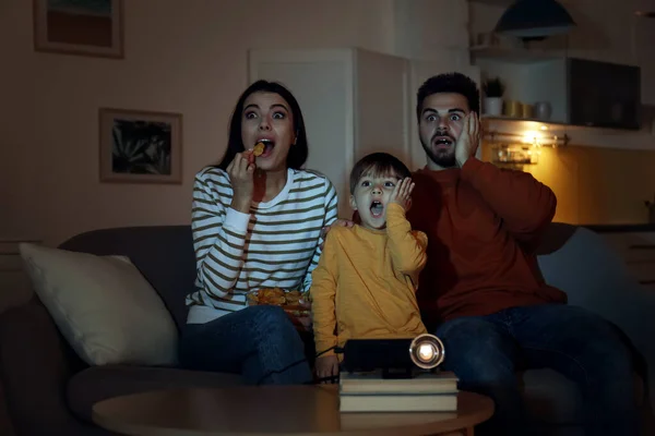 Família Emocional Assistindo Filme Usando Projetor Vídeo Casa — Fotografia de Stock