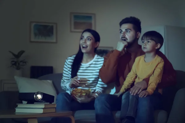 Emotionale Familie Schaut Film Hause Fokus Auf Videoprojektor — Stockfoto