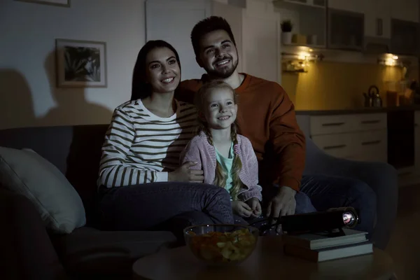 Familie Schaut Film Mit Videoprojektor Hause — Stockfoto