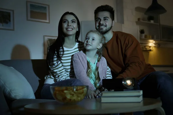 Oglądanie Filmów Przez Rodzinę Pomocą Projektora Wideo Domu — Zdjęcie stockowe