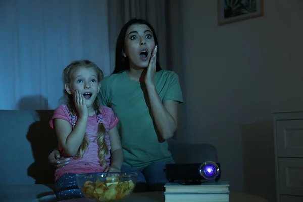 Emocjonalna Młoda Kobieta Jej Córka Oglądają Film Pomocą Projektora Wideo — Zdjęcie stockowe