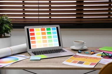 Modern tasarımcının yeni dizüstü bilgisayarıyla çalıştığı yer